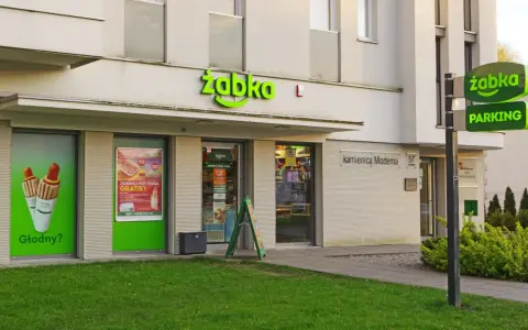 Zarobki w Żabce 2026: Ile na rękę? Stawki, premie, fakty.