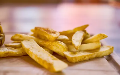 W jakiej temperaturze piec frytki? Idealna chrupkość z piekarnika!