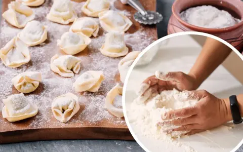 Gotowe pierogi na desce i dłonie mieszające mąkę. Kluczowe pytanie: jaka mąka na pierogi?