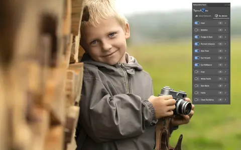 Chłopiec z aparatem, obok stosu drewna. Panel Retouch4me sugeruje opcje retuszu zdjęć, takie jak poprawa tonacji skóry i blasku oczu.