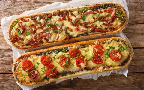 Ile kalorii ma zapiekanka? Od 400 do 900 kcal! Zrób ją fit.