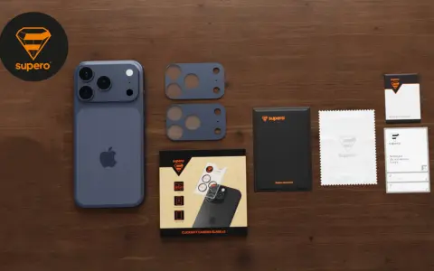 iPhone z akcesoriami Supero: szkła hartowane na aparat, ściereczka, naklejka do kurzu.