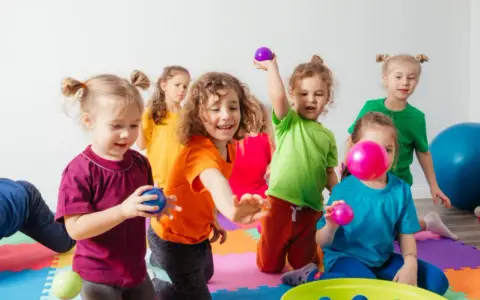 Zabawy integracyjne dla dzieci: Przełam lody, buduj więzi!