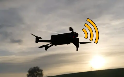 Drohne im Flug mit leuchtenden roten Lichtern und einer stilisierten DJI Antenne, die ein Funksignal aussendet.