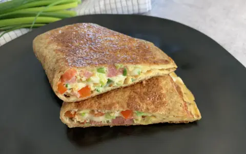 Złocista keto tortilla z jajkiem, warzywami i wędliną. Idealny pomysł na szybkie śniadanie lub lunch.