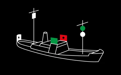 Ein Boot mit Positionslichtern: grün und rot auf dem Deck, grün und weiß am Mast. Die Bedeutung der Positionslichter am Boot ist entscheidend für die Sicherheit.