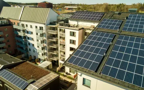 Dachy budynków mieszkalnych pokryte panelami słonecznymi. Mieszkańcy są prosumentami lokatorskimi, czerpiąc energię ze słońca.