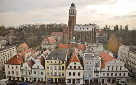 Widok na rynek i zamek w Paczkowie. Kolorowe kamieniczki i potężna wieża zamkowa tworzą niepowtarzalne paczków atrakcje.
