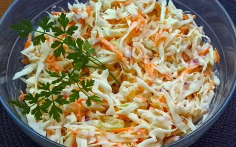 Jaką surówkę do ryby i frytek? Odkryj idealny balans smaku