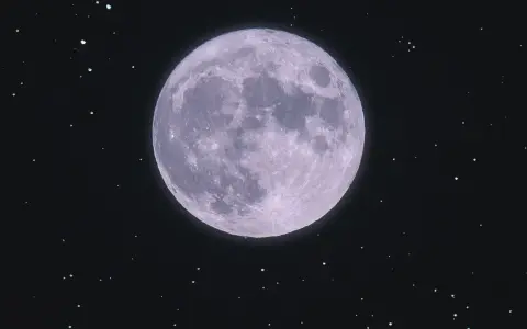 Pleine lune violette dans un ciel étoilé. Elle semble porter en elle 15 significations, un mystère cosmique.