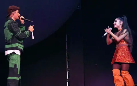 Justin Bieber i Ariana Grande na scenie, śpiewają razem. Wyglądają, jakby byli "stuck with u" na zawsze.