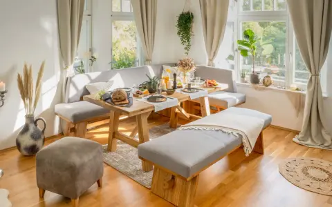 Moderne eckbank ideen für gemütliche Essbereiche. Ein Holztisch mit rustikalen Beinen, gepolsterte Sitzbänke und ein Hocker schaffen einladende Atmosphäre.