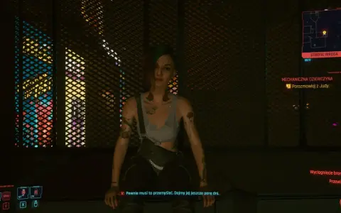 Dziewczyna w stylu czarne czy czerwone cyberpunk, z tatuażami i zielonymi włosami, siedzi na tle neonowych świateł.