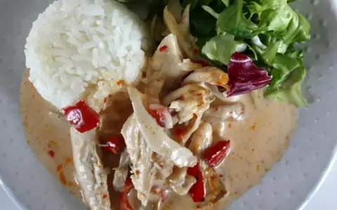En krämig mango chutney kyckling med ris och en fräsch sallad. En härlig rätt med smak av Indien.