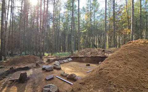 W lesie trwa wykopaliskowa praca archeologiczna. Odkryto kamienny krąg, być może pozostałość po dawnym kurhanie.