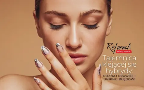 Czy baza po utwardzeniu jest lepka? Dowiedz się, jak uzyskać idealny manicure hybrydowy. Piękna kobieta z paznokciami.