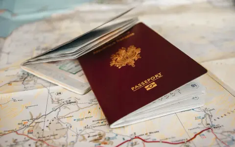 Pasport i mapa, przygotowanie do podróży.