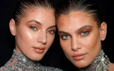 Dos modelos con maquillaje dorado en los ojos, ideal para saber como maquillar ojos grandes.