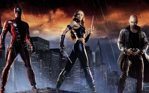 Daredevil, Elektra i Bullseye stoją na tle deszczowego miasta pod czarnym niebem Marvel.