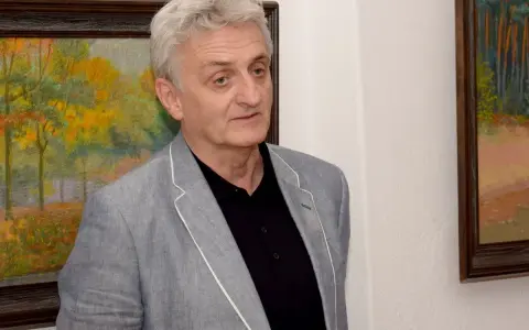Włodzimierz Sławosz Dębski, artysta, prezentuje swoje jesienne pejzaże.
