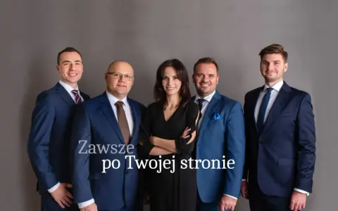 Pięć osób w garniturach stoi na szarym tle. Napis "Zawsze po Twojej stronie".