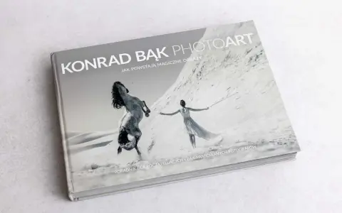 Książka "Konrad Bąk PHOTOART. Jak powstają magiczne obrazy" z koniem i kobietą na pustyni. Poradnik dla fotografów.