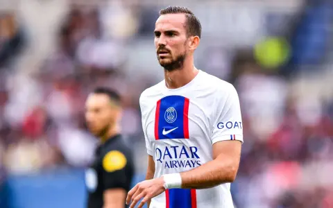 Fabian Ruiz, jugador del PSG, con su camiseta blanca y el escudo del club.
