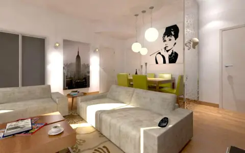 Un accogliente divano davanti alla porta finestra, con un quadro di Audrey Hepburn e una vista di New York.