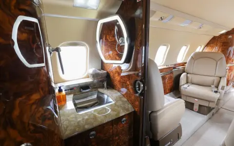 Ile kosztuje prywatny samolot? Przewodnik po cenach i Empty Legs