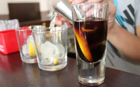 Kolor calvados z czym łączyć? Ten ciemny, bursztynowy alkohol z pomarańczą i lodem wygląda pysznie.
