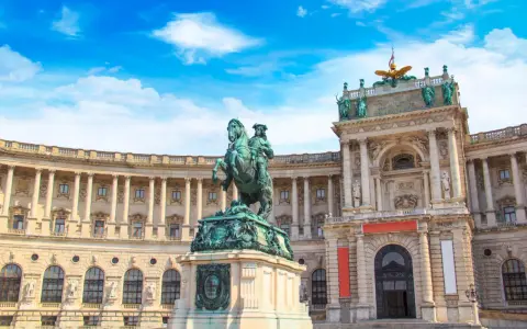 Pomnik konny przed Hofburgiem w Wiedniu. Chcesz wiedzieć, jak dojechać do Wiednia?