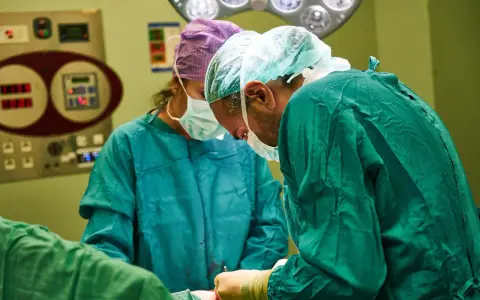 Chirurdzy podczas operacji. Po zabiegu prostaty pacjent może potrzebować leki na nietrzymanie moczu.