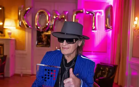 Komet: Wer singt? Udo Lindenberg & Apache 207 erklärt