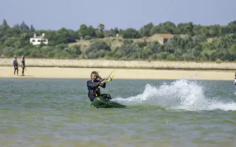 Kitesurfing Portugalia: Jak znaleźć idealny spot dla siebie?