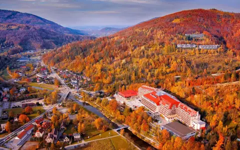 Malowniczy widok na hotel Gołębiowski w jesiennej odsłonie. Warto sprawdzić, ile gwiazdek ma Gołębiowski, bo widok zapiera dech!