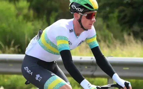 Radfahrer Harry Sweeny im australischen Trikot, mit Sonnenbrille und Helm, konzentriert sich auf die Strecke.