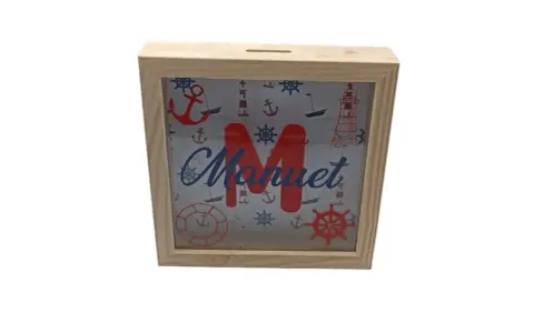 Hucha personalizable de madera con diseño marinero y el nombre "Manuel".
