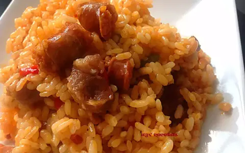 Arroz a la zamorana, un plato reconfortante con arroz, trozos de chorizo y pimientos rojos.