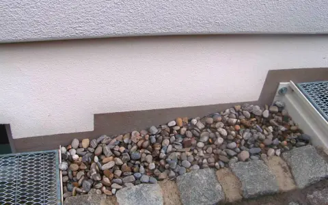 Kiesbett vor einer Hauswand, geschützt durch PCI Barraseal Turbo.