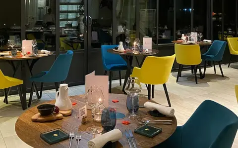 Tables dressées pour une soirée romantique, ambiance feutrée. Une invitation à découvrir la gastronomie du Jura.
