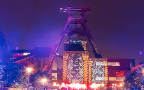 Zeche Zollverein in Essen, illuminiert mit Projektionen. Ein Fest für die Augen, fast wie ein **extraschicht essen** für die Seele.