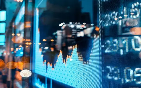 Wykresy i liczby na ekranie pokazują, co to jest trading – kupno i sprzedaż aktywów finansowych.
