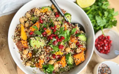 Bunter Quinoa-Salat mit Kichererbsen, Süßkartoffeln und Granatapfelkernen. Perfekt für proteinreiche Rezepte!