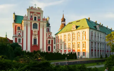 Zachód słońca nad poznańską archikatedrą i pałacem arcybiskupim. Piękne, fajne miejsca w Poznaniu.