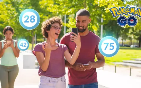 Uśmiechnięci znajomi grający w Pokémon GO na telefonach, z widocznymi liczbami 28, 42 i 75.