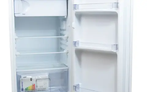 Mała chłodziarka na napoje – idealne rozwiązanie dla Twojego domu i biura