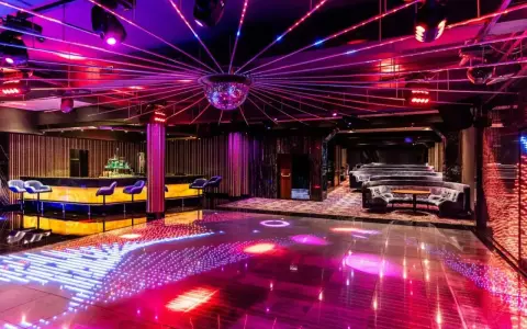 Nowoczesny klub z podświetlaną podłogą i barem, idealny na sylwester w Hotelu Gołębiewski.