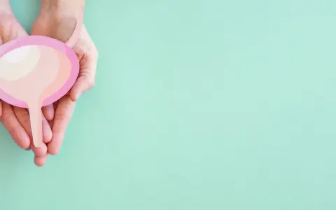 Dłonie trzymają symbol pęcherza moczowego, sugerując problem z uszkodzonym zwieraczem cewki moczowej.