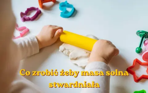 Dziecko wałkuje masę solną żółtym wałkiem. Wokół foremki do ciastek. Jak sprawić, by masa solna stwardniała?