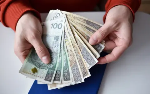 Emeryt na etacie: składki ZUS i zdrowotne. Czy płacisz podwójnie?